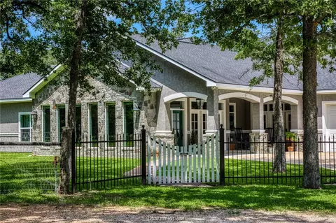 6195 Clay Ln, Brenham, TX 77833