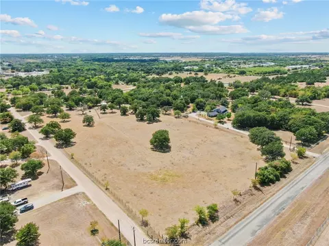 4245 Barnhill Ln, Bryan, TX 77808