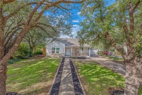 706 Meadow Ln, Bryan, TX 77802