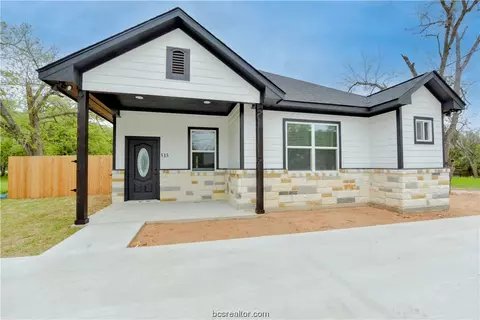513 Knox St, Navasota, TX 77868