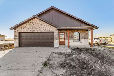 2402 Divot Ln, Navasota, TX 77868