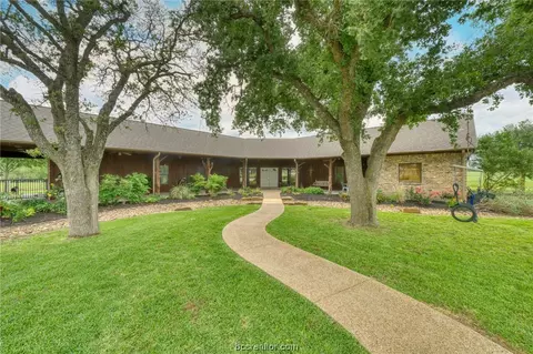 8484 Hopkins Ln, Bryan, TX 77808
