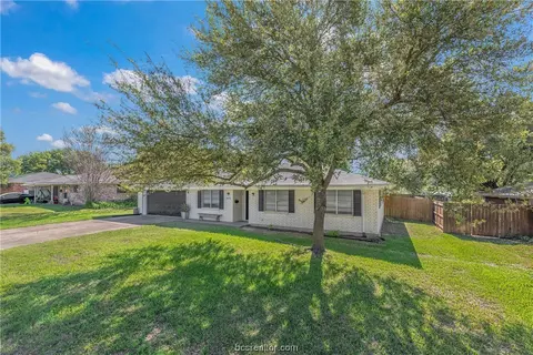 405 Leslie Dr, Bryan, TX 77802 photo 2