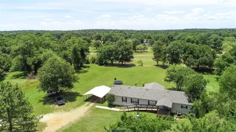 400 Dewey Ln, Franklin, TX 77856