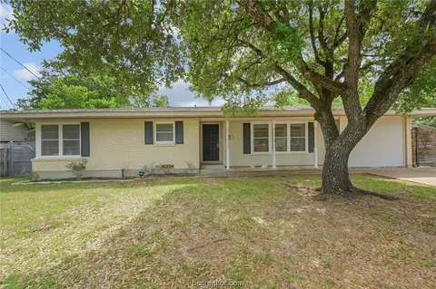 409 Brookside Dr W, Bryan, TX 77801 photo 2