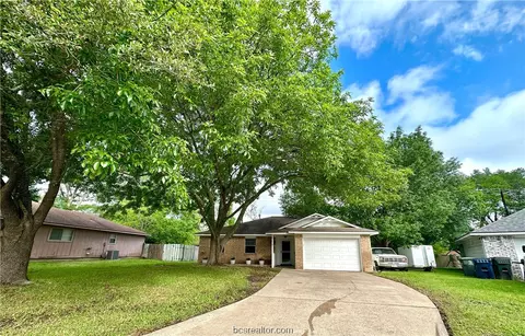 804 Braeswood, Bryan, TX 77803