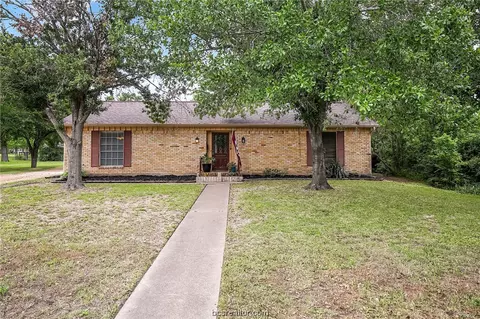304 Brookside Dr E, Bryan, TX 77801 photo 2