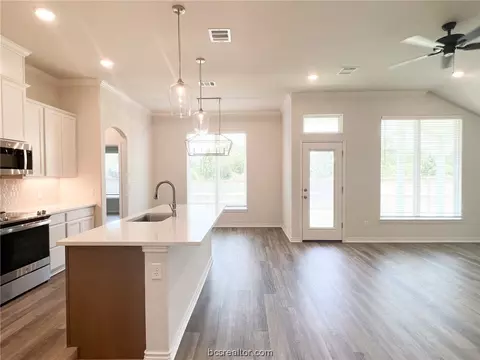 2105 Loblolly Ct, Bryan, TX 77807 photo 4
