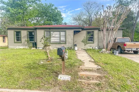 2207 Staunton Dr, Bryan, TX 77803
