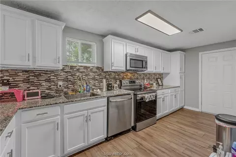 909 Hall St, Bryan, TX 77803