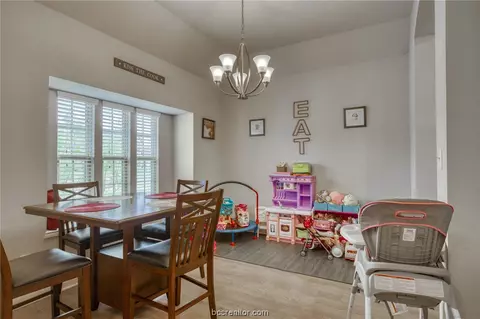 2004 Markley Dr, Bryan, TX 77807 photo 4