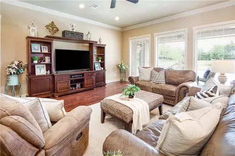 5743 Easterling Dr, Bryan, TX 77808 photo 7
