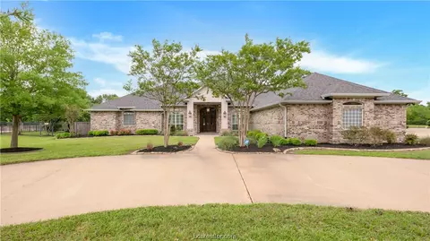 2035 Oakwood Trl, College Station, TX 77845