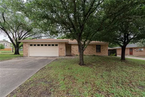 3501 Oak Ridge Dr, Bryan, TX 77802