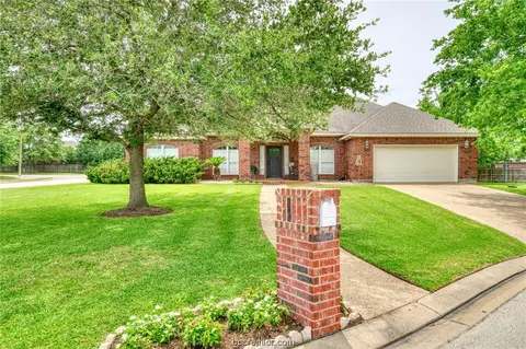 6104 Bassett Ct, Bryan, TX 77802