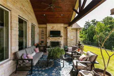4682 River Valley Dr, Bryan, TX 77808