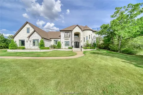 4712 River Bend Ct, Bryan, TX 77808