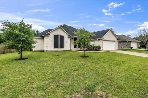 2700 Prairie Ct, Bryan, TX 77808