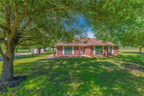 1655 Fawn Lake Dr, Bryan, TX 77808