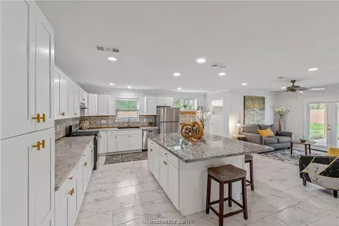 1902 Manning, Bryan, TX 77803