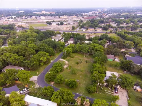 4 Lock Ln, Bryan, TX 77803 photo 5