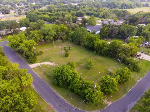 4 Lock Ln, Bryan, TX 77803 photo 3