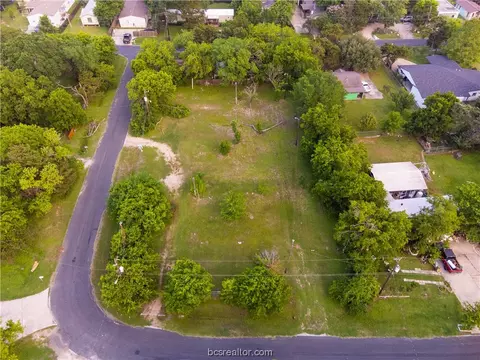 5 Lock Ln, Bryan, TX 77803 photo 4