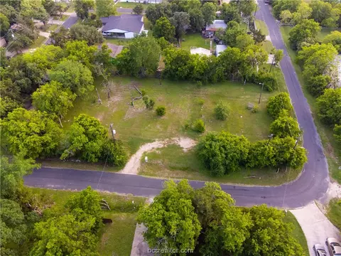 6 Lock Ln, Bryan, TX 77803 photo 3