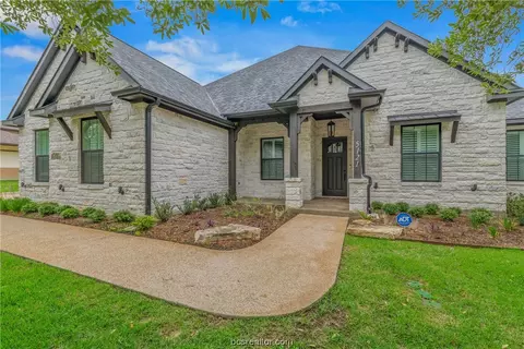 5121 Inverness Dr, Bryan, TX 77802