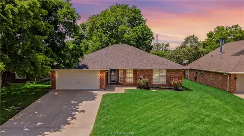 1207 Skyline Ct, College Station, TX 77845