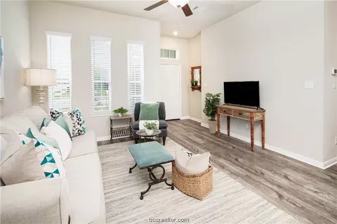 2033 Kathryn Dr, Bryan, TX 77807 photo 4