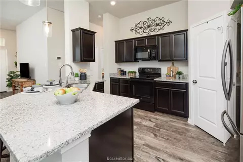 2033 Kathryn Dr, Bryan, TX 77807 photo 7