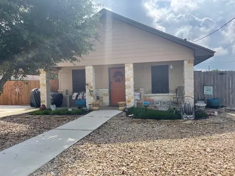 1313 Commerce St, Hearne, TX 77859
