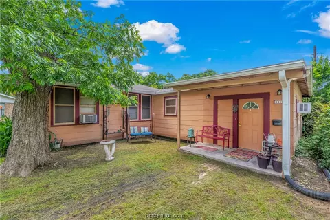 1417 Oakwood St, Navasota, TX 77868