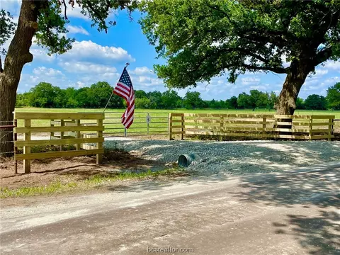 9190 Old Hwy, Calvert, TX 77837