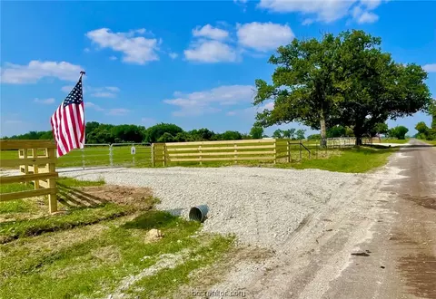 8938 Old Hwy, Calvert, TX 77837