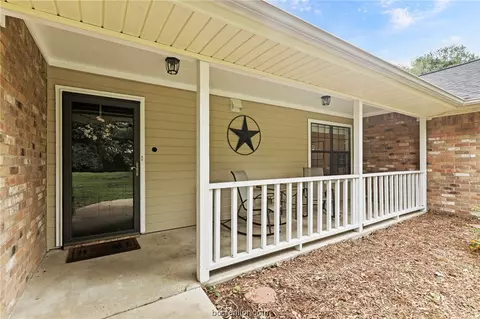 245 Rustic Oaks Dr, Bryan, TX 77808 photo 3