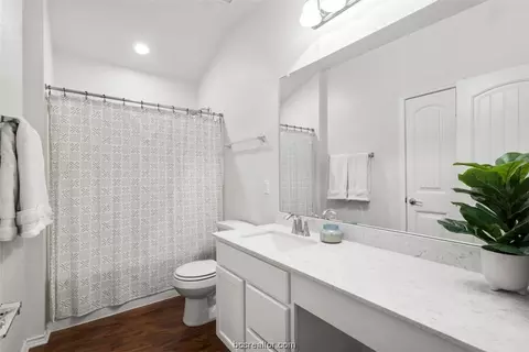 Bath - 908 Emory Tree, Austin, TX 78748 photo 3 of 4