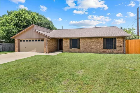 2803 Forestwood Dr, Bryan, TX 77801