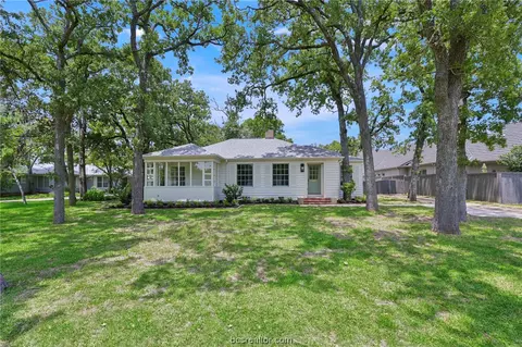 310 Brookside Dr E, Bryan, TX 77801 photo 2