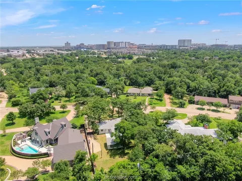 310 Brookside Dr E, Bryan, TX 77801 photo 4