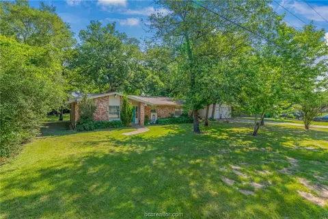 101 Golfview Dr, Hilltop Lakes, TX 77871