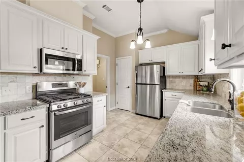 1008 E 31st St, Bryan, TX 77802 photo 2