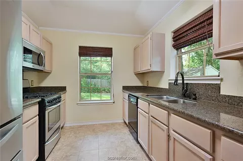2002 Cobblestone Ln, Bryan, TX 77807 photo 4