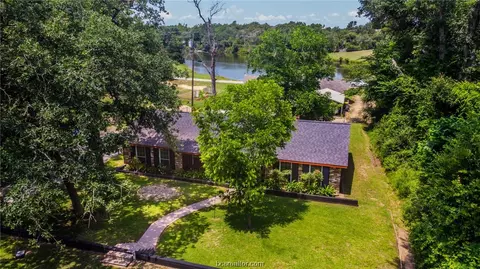 64 Post Oak Dr, Hilltop Lakes, TX 77871
