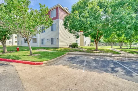 527 SW Parkway 104, College Station, TX 77840