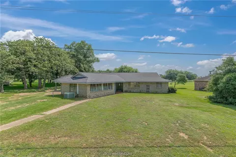 2 Golfview Dr, Hilltop Lakes, TX 77871