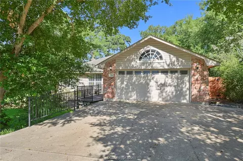 6025 Waldham Grove Ln, Bryan, TX 77802