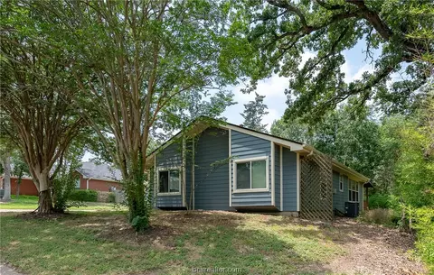 2804 Westwood Main Dr, Bryan, TX 77807