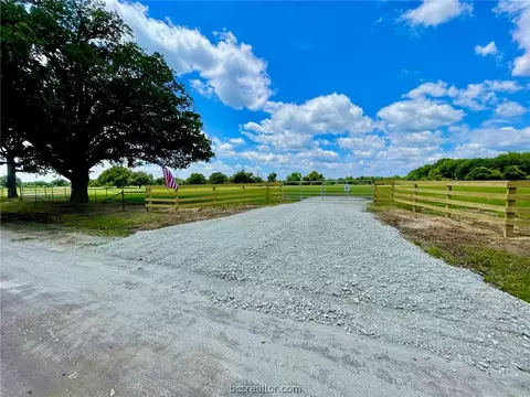 8900 Old Hwy, Calvert, TX 77837